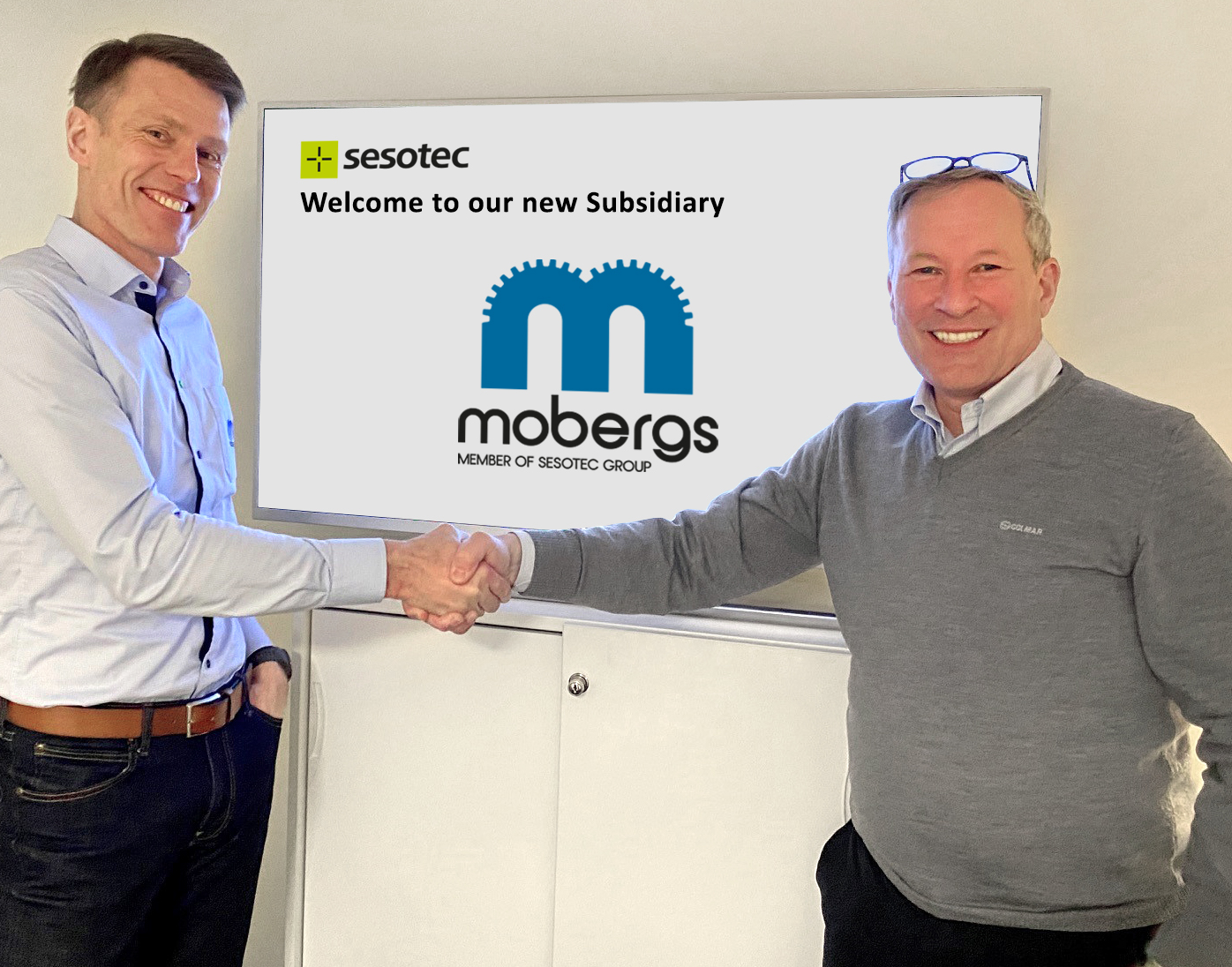 Sesotec_Mobergs_Handshake_Bearbeitet_V5 Mobergs Produktkontroll AB in Sweden becomes “Member of Sesotec Group”