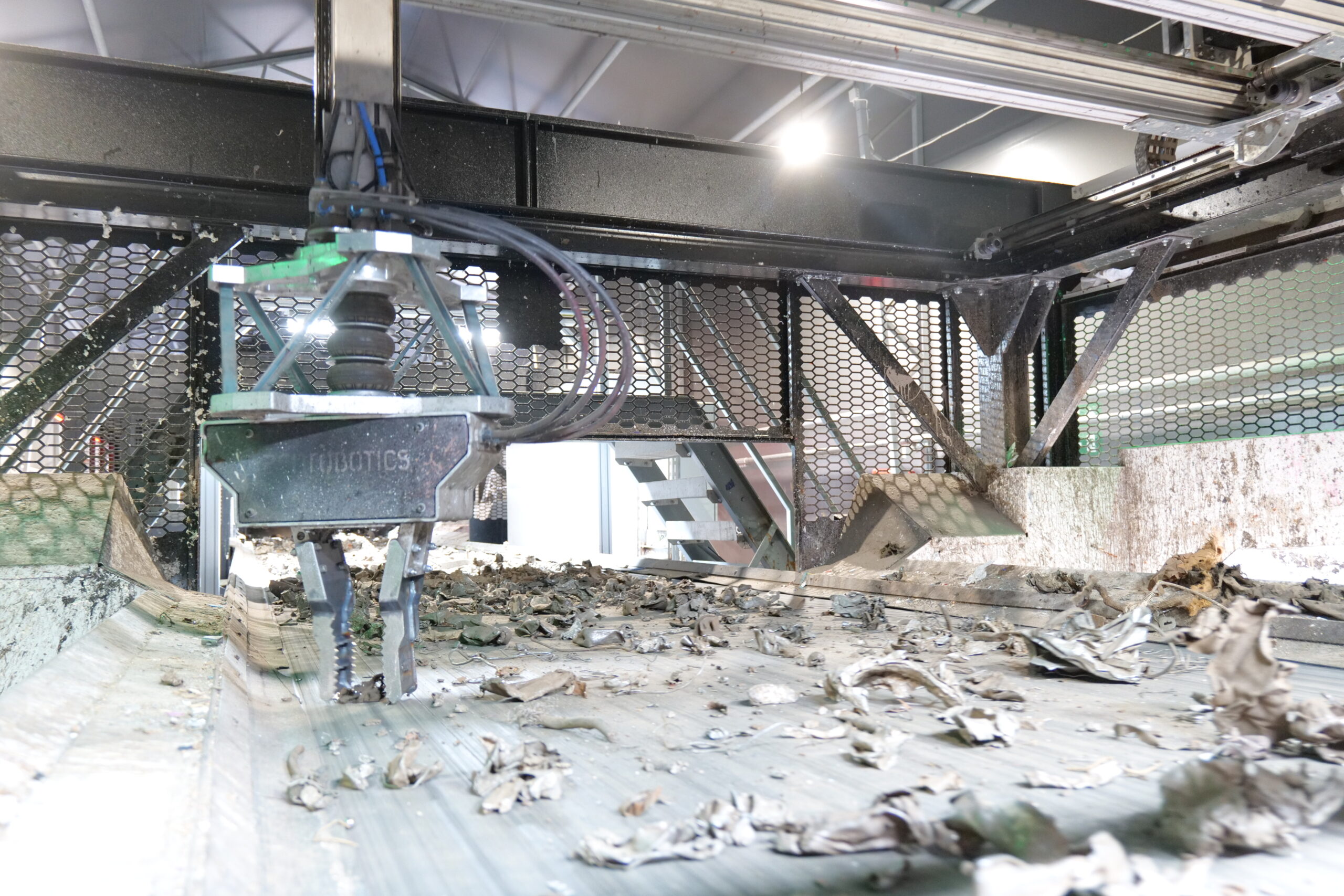 ZenRobotics Heavy Picker sorting non-ferrous metals from ferrous waste streams